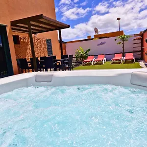 Sunrise Surf House, Big Garden, Hot Tub, Parking, Super-fast Free Wi-fi , Corralejo España